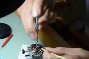 Người đàn ông hơn 40 năm sửa 'cỗ máy thời gian' ở TPHCM