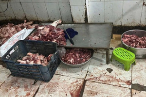 Phát hiện cơ sở giết mổ trái phép đang sơ chế, trữ đông 1 tấn thịt heo không không rõ nguồn gốc