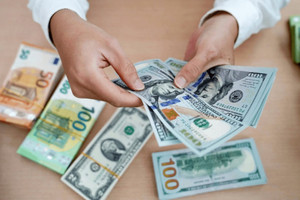 Tỷ giá hôm nay 7/8: Ngân hàng đồng loạt giảm giá bán USD và Nhân dân tệ