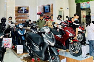 Giá mới nhất của xe máy Honda: SH giảm mạnh, ‘siêu xe ga’ Vision rẻ như cho, dưới cả mốc niêm yết, ‘chốt đơn’ là có xe vi vu ngay