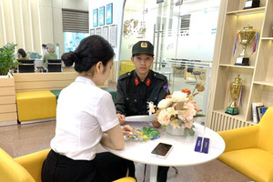 Nhận 30 triệu qua tài khoản, chiến sĩ Cảnh sát cơ động vội đến ngân hàng làm việc