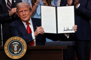 Ông Trump ký sắc lệnh trừng phạt các ngân hàng ‘chọn khách’, giới tiền số thắng lớn