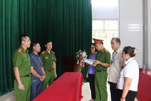 Khởi tố 42 người