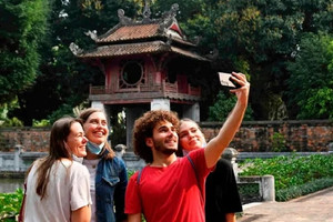 Từ 15/8/2025, miễn thị thực cho công dân 12 nước vào Việt Nam du lịch