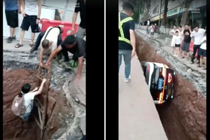 Robotaxi bất ngờ lao xuống hố sâu 3m, nữ hành khách thoát chết trong gang tấc
