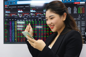 [LIVE] Thị trường 12/8: VN-Index rung lắc vùng 1.600 điểm, cổ phiếu trụ là bệ đỡ