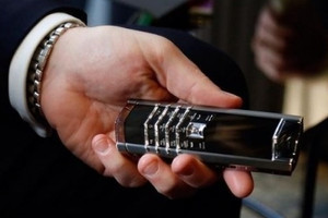 Không phải iPhone, người Việt đang rót tiền cho mẫu điện thoại 'pháo đài số', cứ 2 ngày chốt 1 đơn