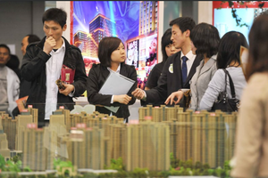 12 giờ đêm vẫn tấp nập người đến xem dự án, thị trường BĐS Trung Quốc hồi sinh nhờ chính sách mới