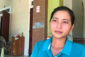 Người vợ xúc động đón tin chồng bán gà lôi trắng được tại ngoại
