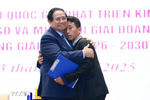 Thủ tướng Phạm Minh Chính động viên trưởng bản ở Điện Biên