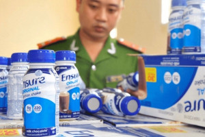 Triệt phá loạt kho hàng giả khổng lồ với hơn 5 tấn phụ gia thực phẩm, 7 nghìn lon sữa bột và 24 nghìn chai thực phẩm chức năng giả