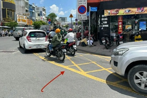 Khi tham gia giao thông, hành vi không nhường đường cho xe rẽ phải có bị phạt không?
