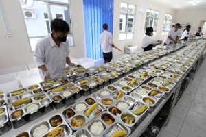 Gần 400 người ngộ độc sau bữa ăn miễn phí, phần lớn là học sinh: Chính phủ có hành động lạ