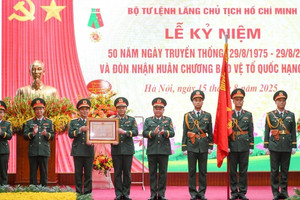 Bộ Tư lệnh Lăng Chủ tịch Hồ Chí Minh nhận Huân chương cao quý