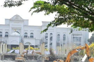 Tháo dỡ Khu phức hợp thương mại dịch vụ và căn hộ cao cấp xây dựng trái phép