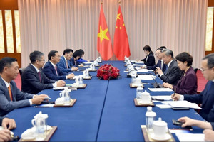 Phó Thủ tướng Bùi Thanh Sơn đề nghị ưu tiên khởi công tuyến đường sắt 200.000 tỷ đồng với ông Vương Nghị