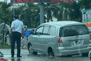Hà Nội: Ô tô 7 chỗ sụt 'hố tử thần' trên đường Nguyễn Chí Thanh