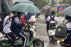 Đi xe đạp điện không đội mũ bảo hiểm, che ô bị xử phạt bao nhiêu?