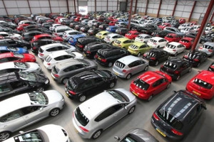 Hàng loạt showroom xe xăng cũ ế ẩm khi người mua ôm tiền chờ xe điện