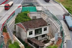 Tranh chấp bồi thường đất tạo nên cảnh tượng ‘chướng mắt’ trên cao tốc