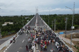 Hàng ngàn người leo rào đi bộ, chụp ảnh trên cầu Rạch Miễu 2