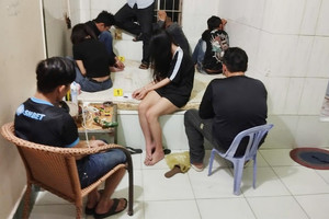 Bắt 11 nam, nữ trong một phòng trọ