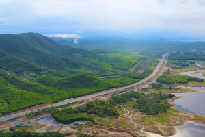 Hôm nay, tuyến cao tốc ‘xuyên núi, vượt sông’ 12.500 tỷ kết nối 2 tỉnh hẹp nhất Việt Nam chính thức thông xe