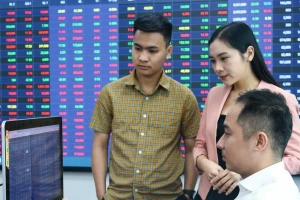 Có nên bán vàng, đổ tiền vào chứng khoán?