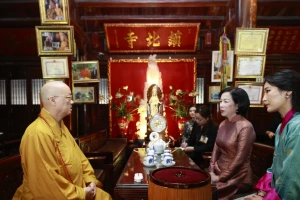 Phu nhân Chủ tịch nước cùng Hoàng hậu Bhutan thăm chùa Trấn Quốc