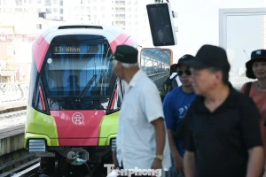 Tàu điện Hà Nội chạy thêm giờ phục vụ khách dịp Quốc khánh