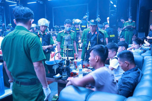 400 cảnh sát đột kích vũ trường, phát hiện 145 người dương tính với ma túy, thu giữ hàng chục bình khí nén