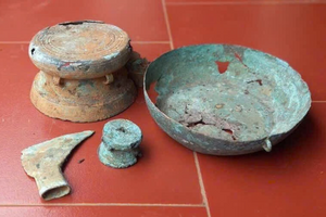 Đang làm vườn, lão nông Phú Thọ bất ngờ đào được loạt cổ vật quý, niên đại trên 2.500 năm