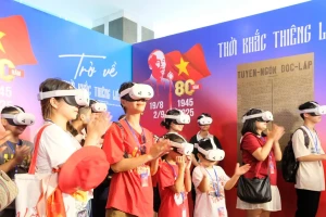 Giới trẻ xếp hàng cả ngày để được 'trở về thời khắc thiêng liêng'