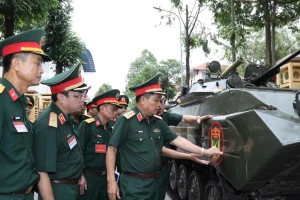 Kiểm tra xe, pháo quân sự trước giờ tổng hợp luyện tại Quảng trường Ba Đình