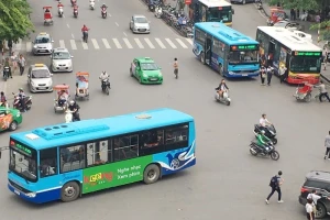 Hà Nội điều chỉnh nhiều tuyến buýt phục vụ tổng hợp luyện diễu binh, diễu hành