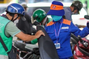 Giá xăng tăng, dầu giảm