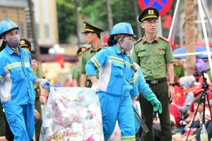 Công nhân vệ sinh môi trường âm thầm góp sức cho ngày hội lớn