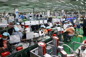 Apple lo sốt vó, Foxconn tung 'tiền tấn' săn nhân công cho iPhone 17