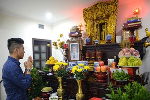 Bài văn khấn ngày mùng 1 tháng 7 âm lịch khấn thổ công các vị thần và gia tiên đầy đủ, chuẩn phong tục