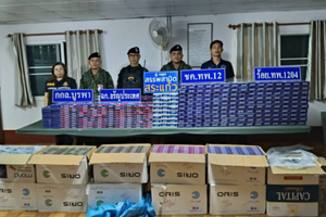 Khám xét ruộng mía gần biên giới, thu giữ khẩn cấp hàng loạt bao tải khả nghi chứa hơn 13.000 bao thuốc lá lậu