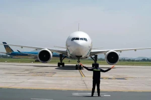 Hủy hàng loạt chuyến bay tránh bão