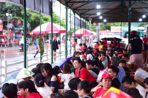 Bên trong 'Nhà bạt phục nhân dân' theo dõi diễu binh diễu hành