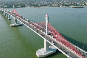 Từ hôm nay, cấm lưu thông qua cây cầu đường bộ dài nhất miền Trung