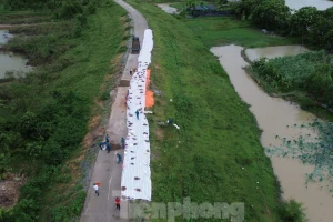 Hà Nội mưa rất to, thành phố gấp rút rà soát đê điều, gia cố những vị trí xung yếu