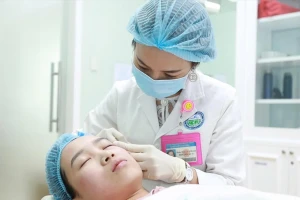 'Hàng hiệu' giá bèo từ chợ đến mạng: Cách nào để kiểm soát?