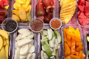 Trào lưu bán trái cây cắt sẵn đang nở rộ: Có phải chỉ cần biết cắt gọt là mỗi tháng sẽ thu về 30 triệu đồng?