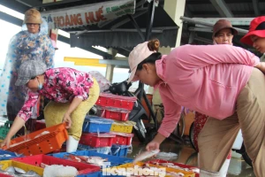 Chợ cá lớn nhất miền Trung 'cháy hàng' khi bão số 5 cận kề