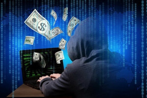 Stylist Nam Phùng bị hack sạch tiền trong thẻ tín dụng