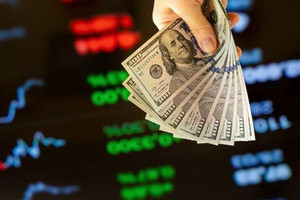 Ngân hàng Nhà nước 'tung đòn' bán USD kỳ hạn: Liều thuốc hạ nhiệt cho tỷ giá?