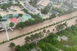 Mưa kéo dài, nhiều đường Hà Nội thành 'sông'
